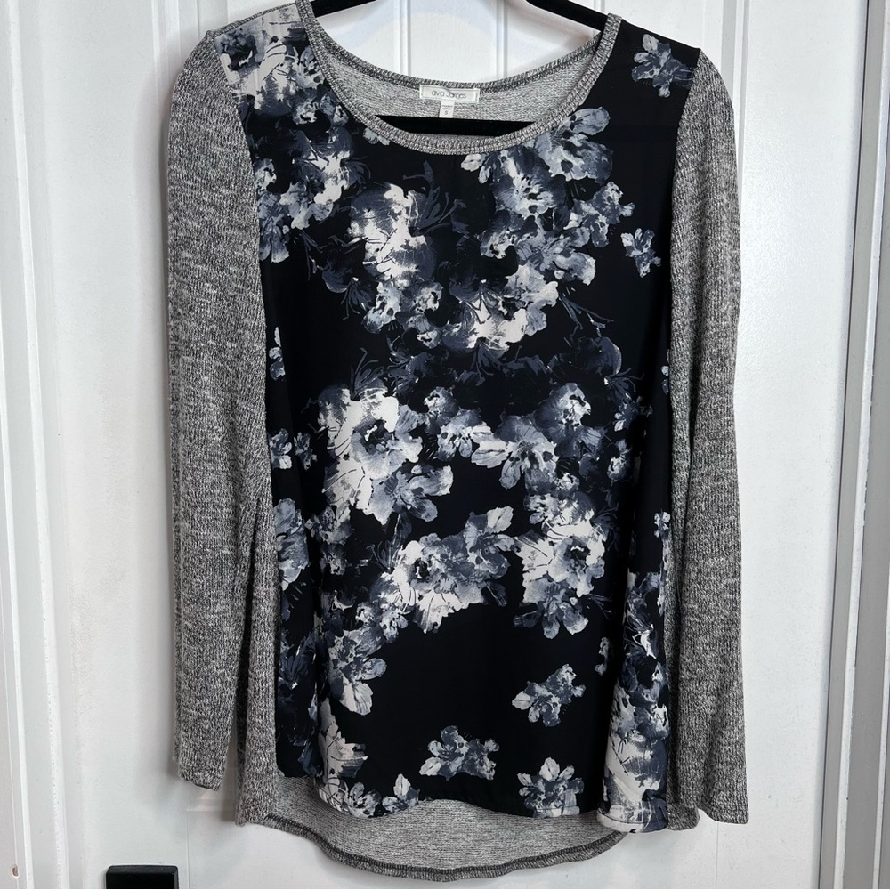 Ava James‎ Black and Gray Floral Long Sleeve Top. Size Small.